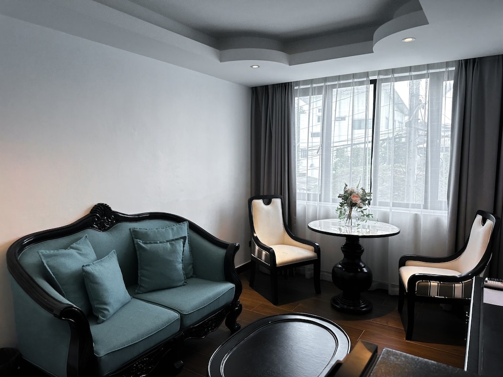 Honeymoon Suite - Photo 1