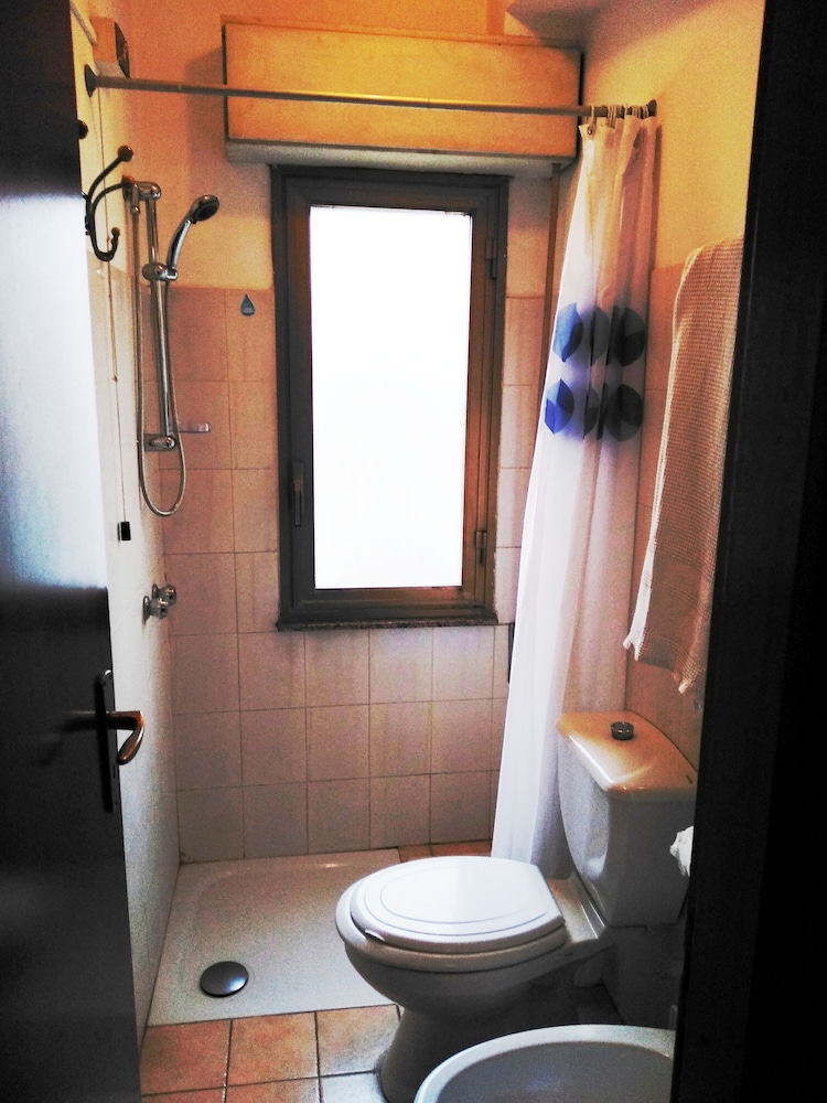 Double Room (with 1 extra bed) photo 2