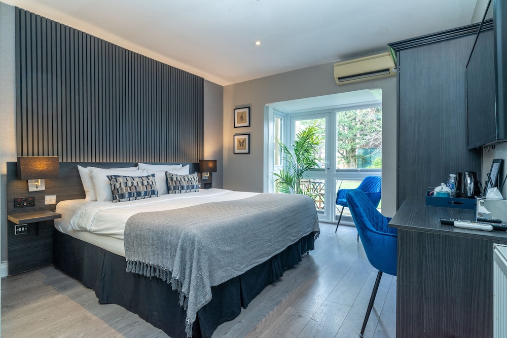 Double or Twin Room, Ensuite, Garden View photo 1
