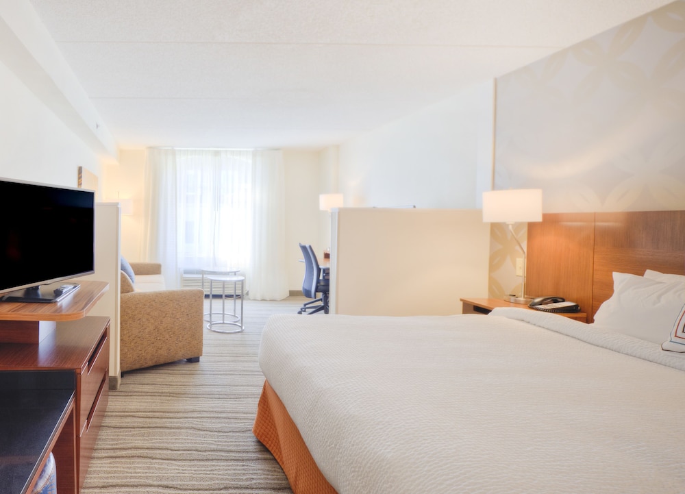 Executive Suite, 1 King Bed with Sofa bed - Photo 2