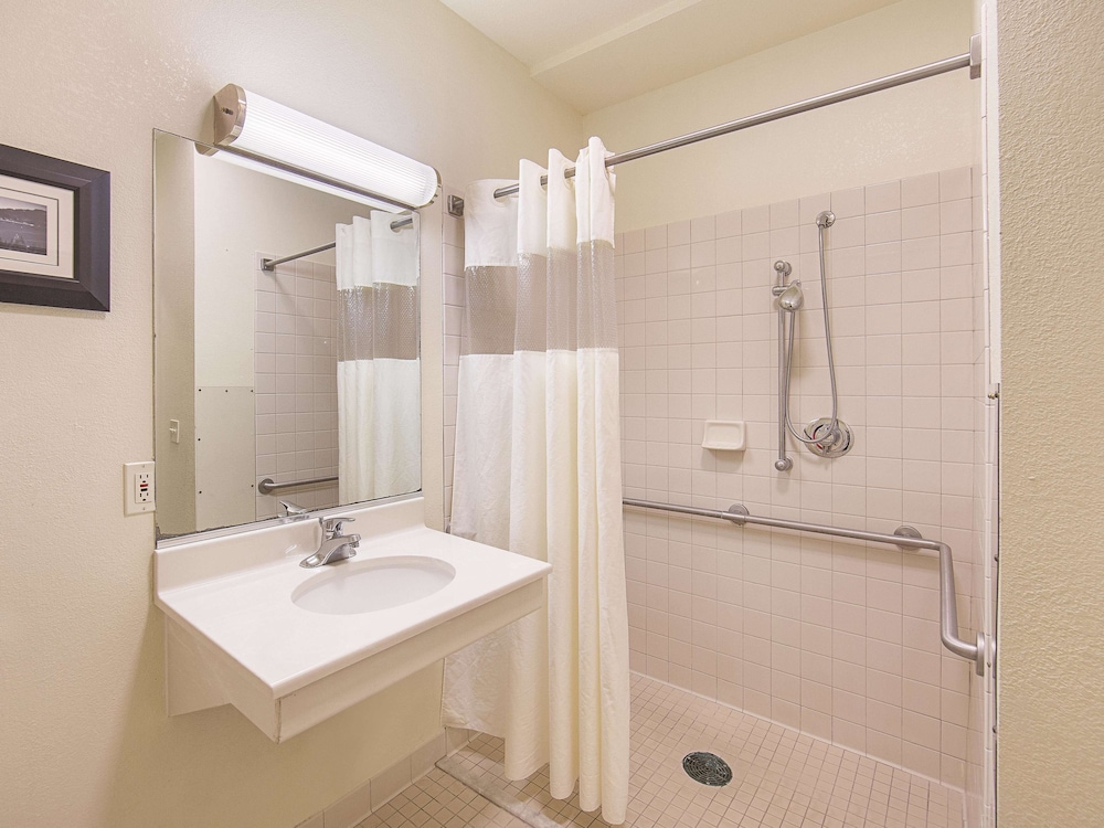 Room, 2 Queen Beds (Mobility Accessible, No Pets) - Photo 2