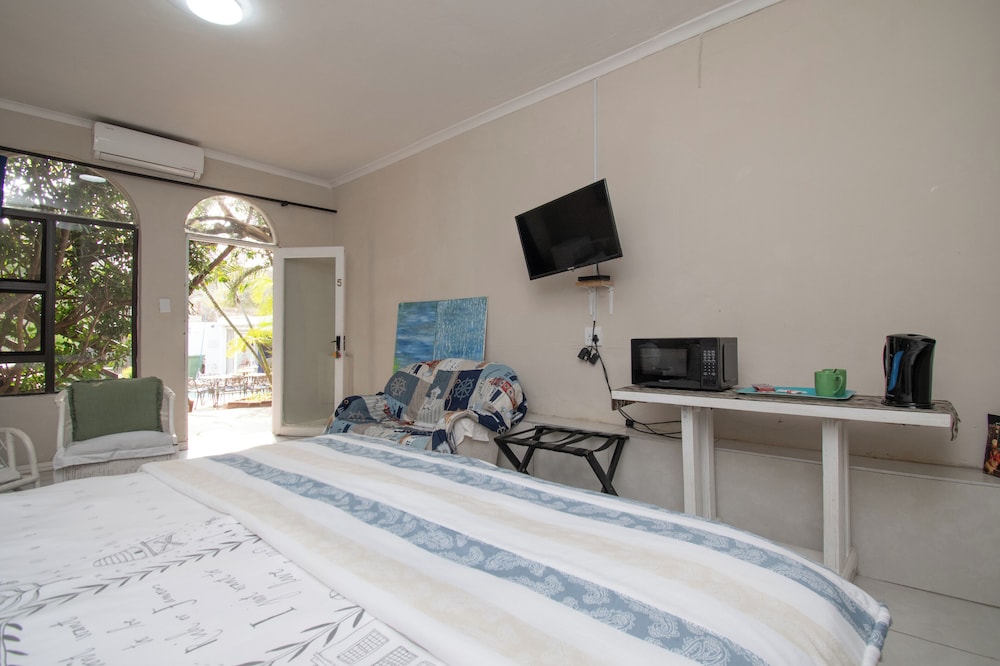 Classic Double Or Twin Room, 1 King Bed, Non Smoking, Pool View photo 2