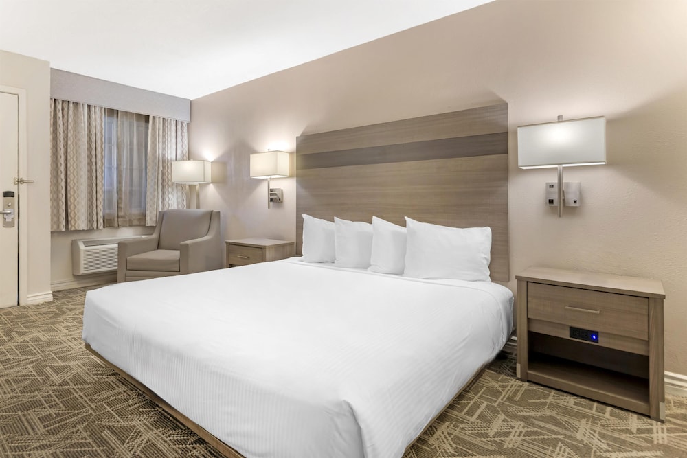 Standard Room, 1 King Bed, Accessible, Bathtub photo 1