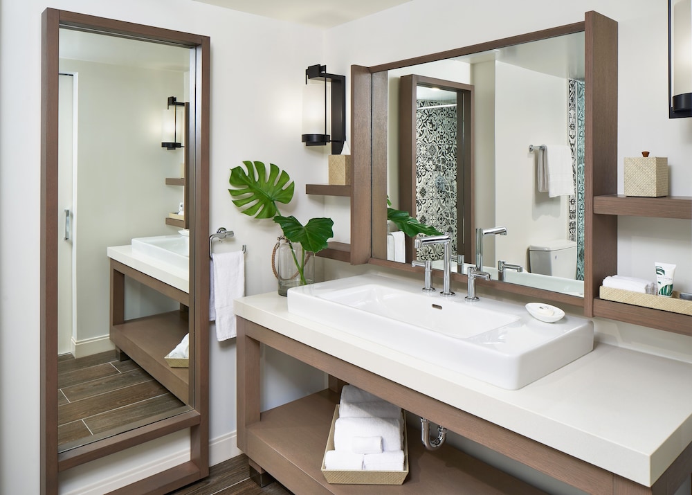 Room, 1 King Bed, Accessible (waterfront)