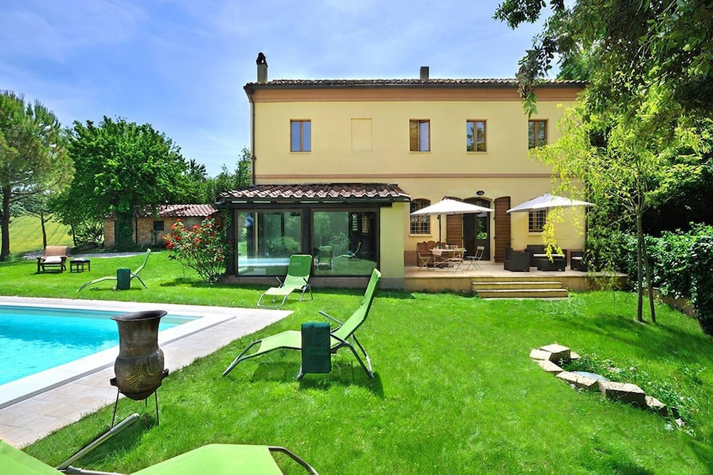 Villa, Smoking photo 1