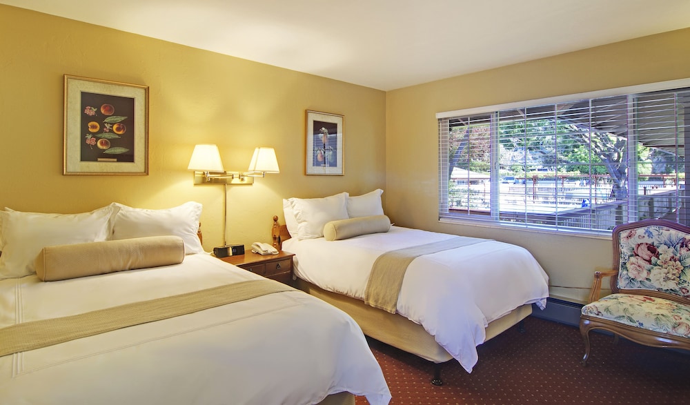 Deluxe Room, 2 Double Beds, Fireplace (Non Pet-Friendly) photo 2