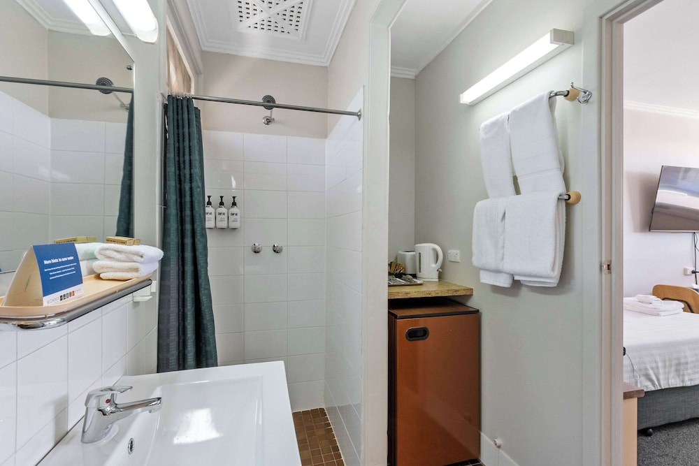Standard Room, Multiple Beds, Non Smoking photo 3