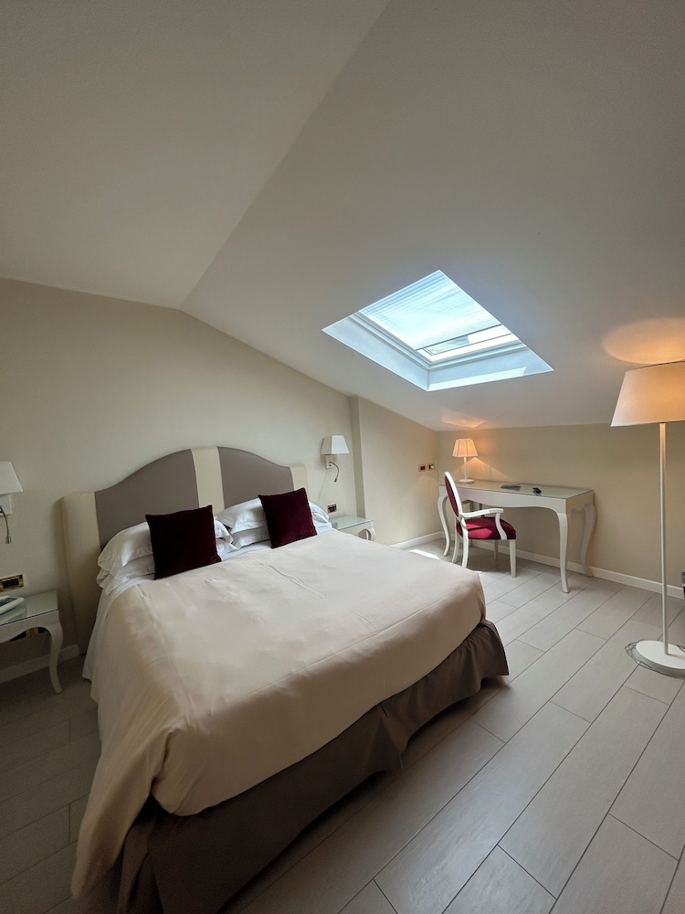 Standard Double Room (beach access NOT included) - Photo 4