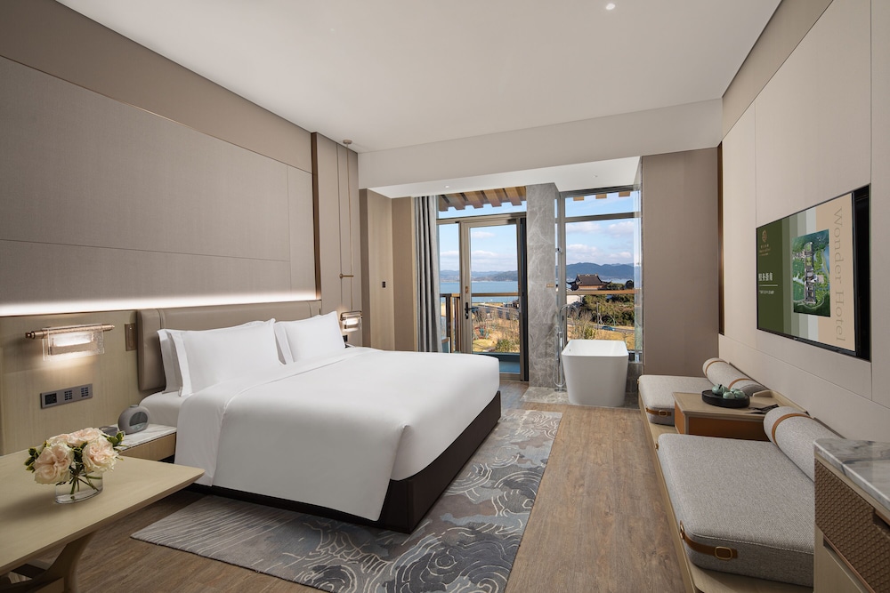 Deluxe Lake View King Room
