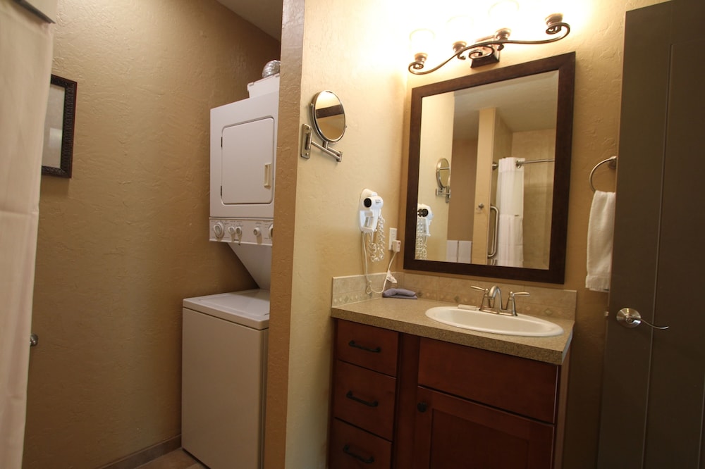 Studio Condo, Kitchen