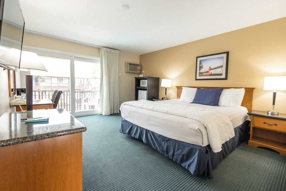 Signature Room, 1 King Bed, Balcony photo 3