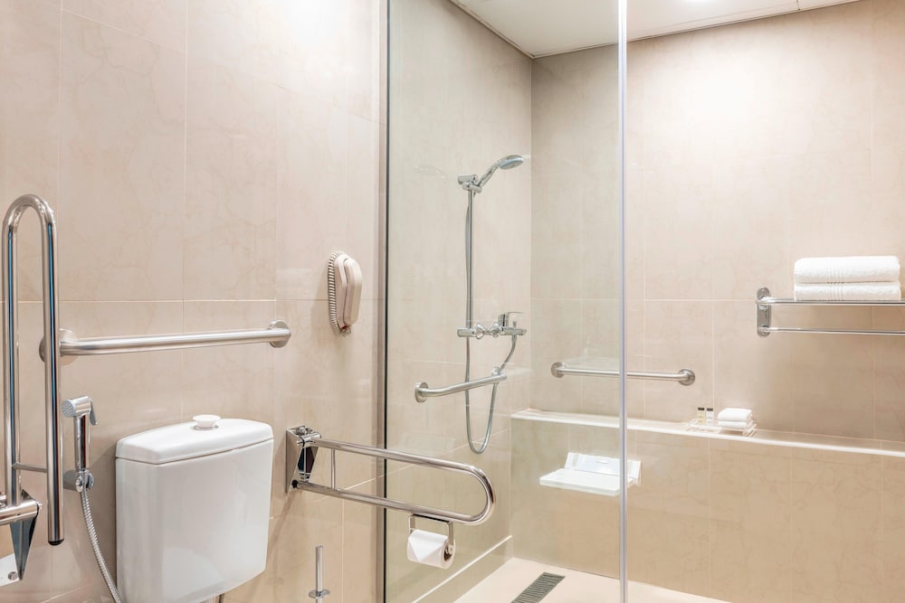 Classic Room, 1 King Bed, Non Smoking, Balcony with Complimentary Shuttle Service to Dubai Mall photo 3