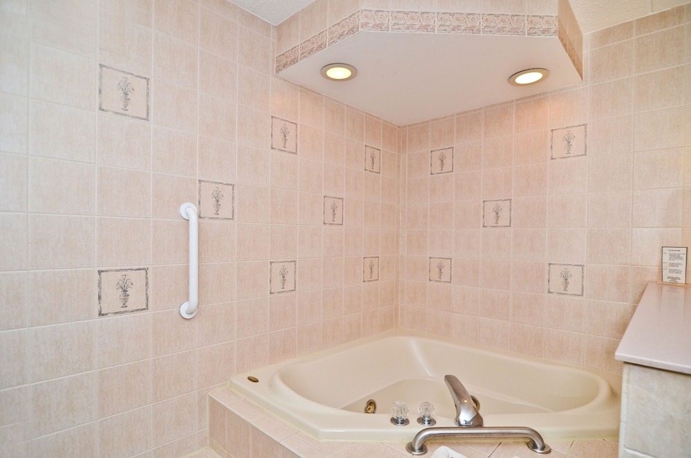 Luxury Room, 1 King Bed, Non Smoking, Jetted Tub photo 2