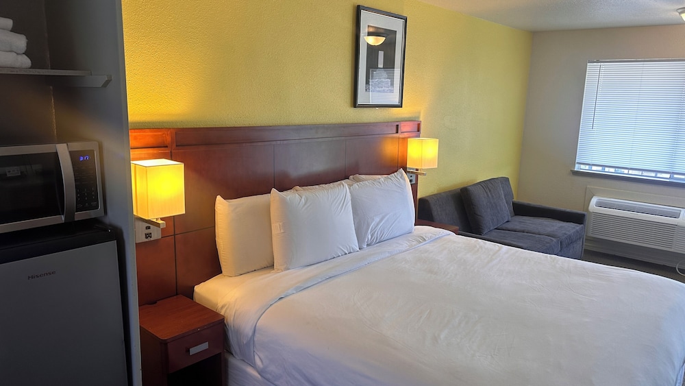Signature Room, 1 King Bed, Non Smoking, Lake View photo 3