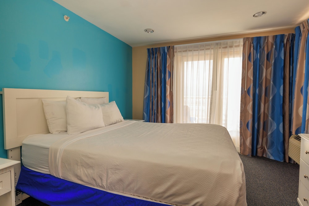 Oceanfront, 2 Rooms, 2 Queen and 1 Queen Murphy Bed, Balcony photo 2