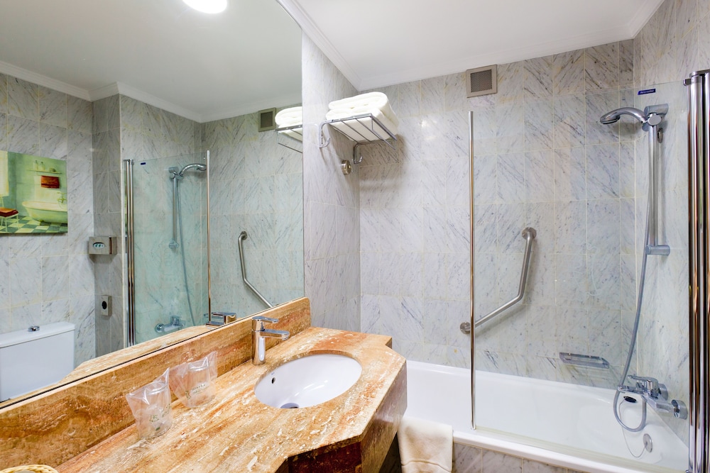Standard Double Room (Interior Courtyard View) - Photo 4