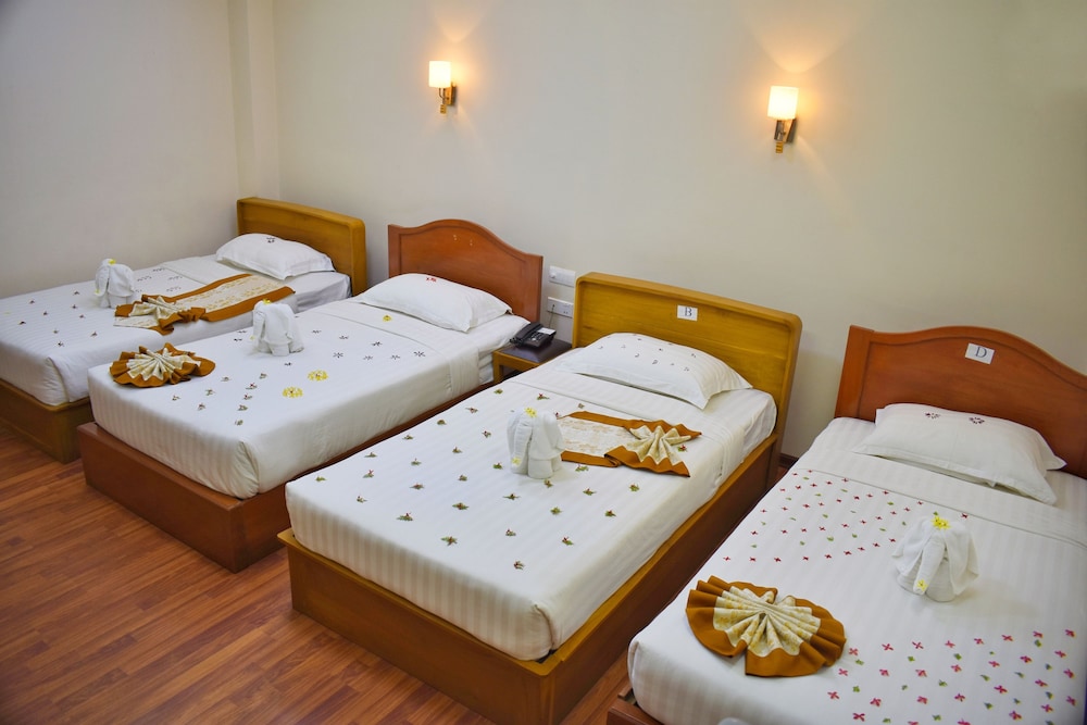 Family Suite, 3 Twin Beds, City View, Poolside photo 1