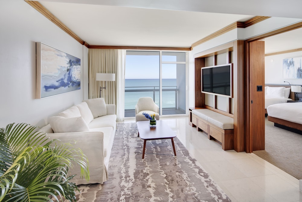Luxury Apartment, 1 Bedroom, Balcony, Oceanfront (Corner, 2 Queen Beds) photo 1
