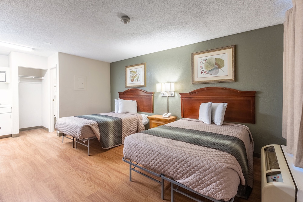 Studio, Multiple Beds, Non Smoking (1 King and 2 Double Beds) - Photo 3