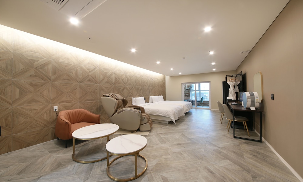 Super Superior Twin Room, Shower Grab Bars, River View