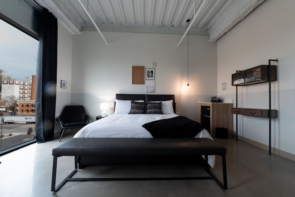 Room, 1 King Bed, Accessible photo 2