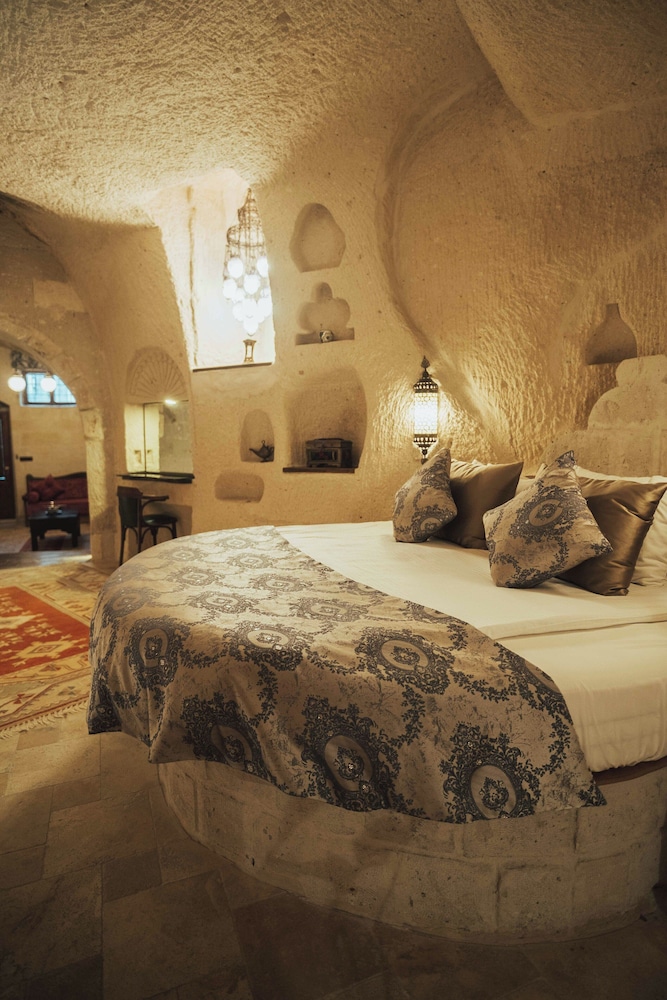 Queen Cave Suite with Stone Bathtub - Photo 18