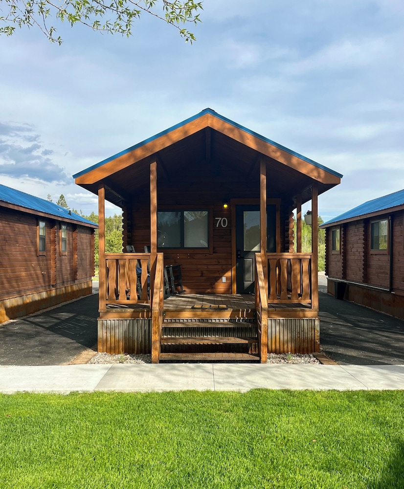 Willow Deluxe (Private Hot Tub) Cabin photo 3