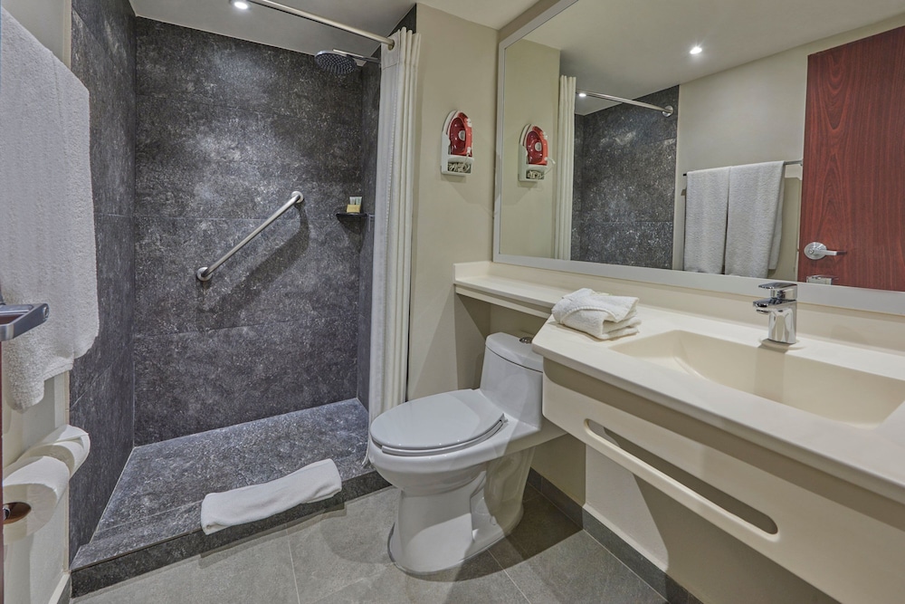 Room, 2 Double Beds - Photo 7