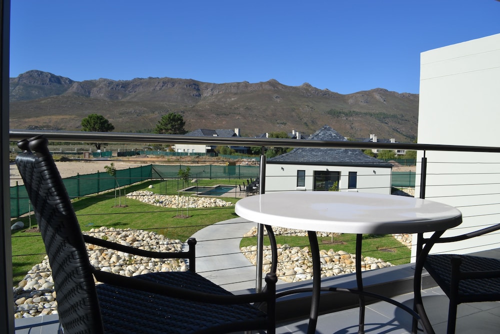 Comfort Suite, 2 Bedrooms, Golf View, Garden Area photo 3