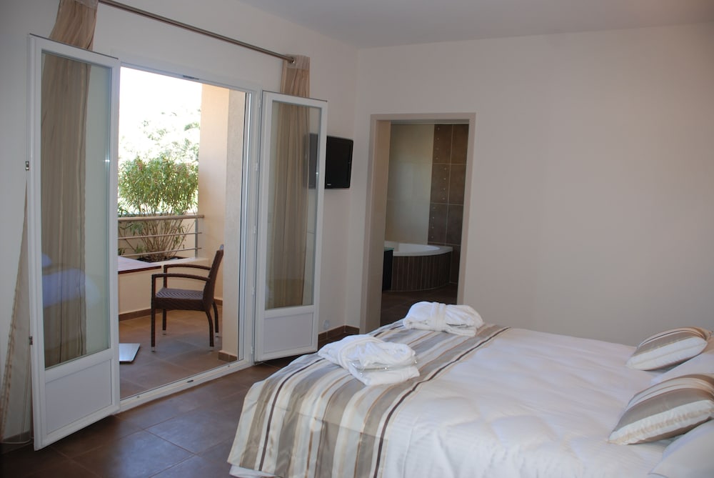 Suite, 2 Bedrooms - Photo 1