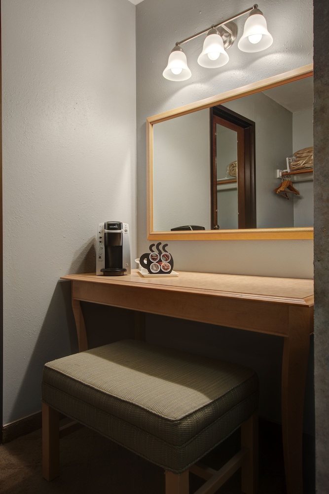 Standard Room, 1 King Bed, Non Smoking - Photo 2