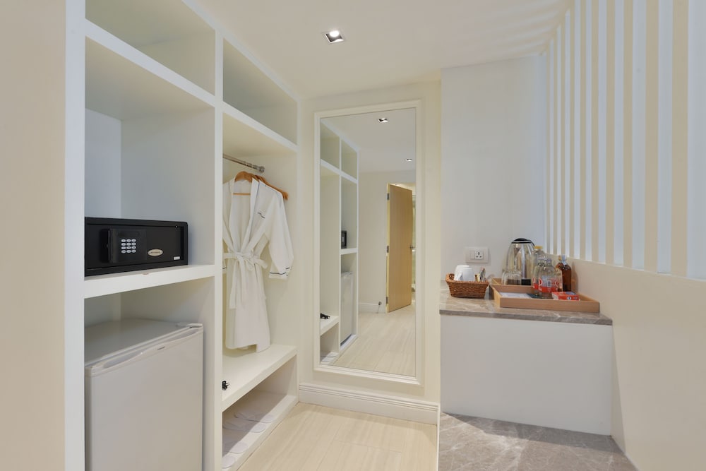 Pool Access Suite Room with Living area and Balcony