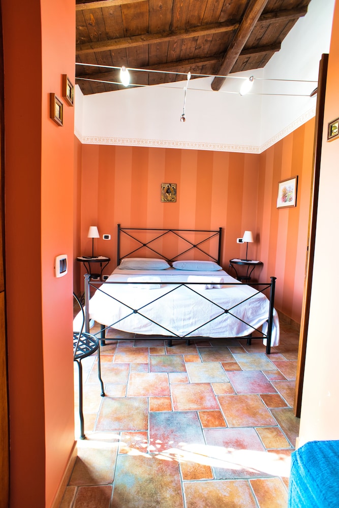 Double Room, Private Bathroom - Photo 5