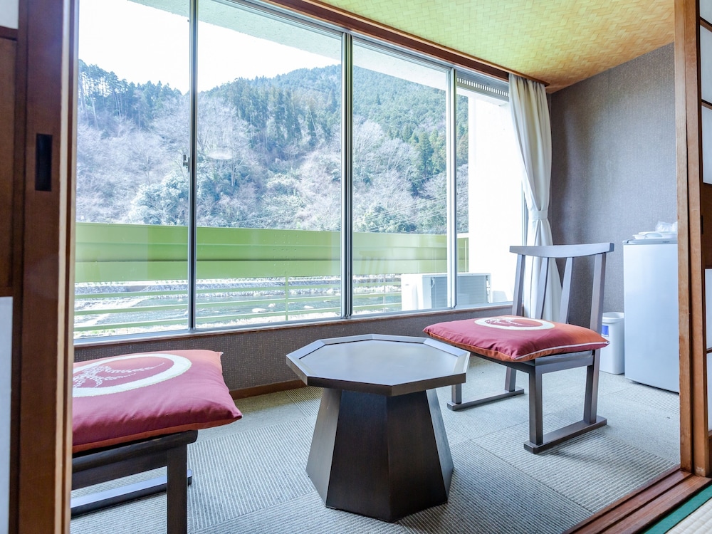 Twin Room, Non Smoking, Shared Bathroom