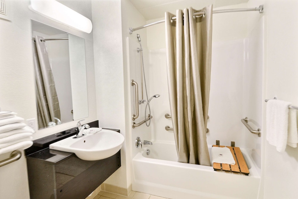 Standard Room, 2 Double Beds, Accessible, Non Smoking - Photo 8