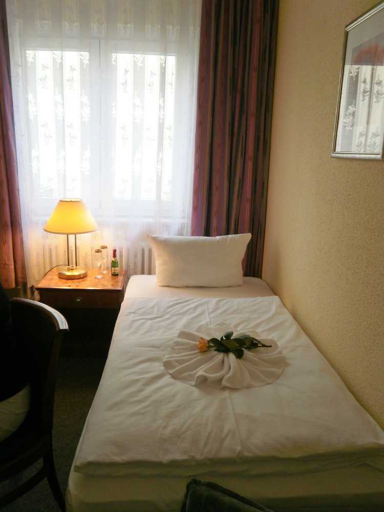 Comfort Single Room, Shared Bathroom photo 2
