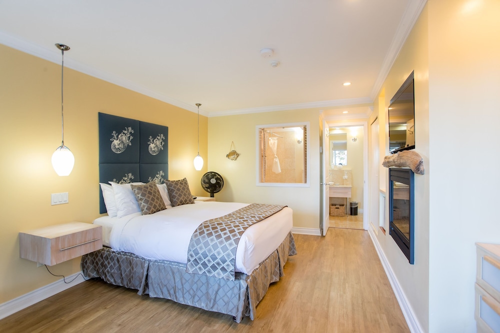 Room, 1 Queen Bed, Bathtub, Poolside