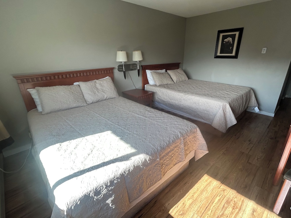 Deluxe Quadruple Room, 2 Queen Beds, Refrigerator & Microwave, Partial Ocean View photo 3