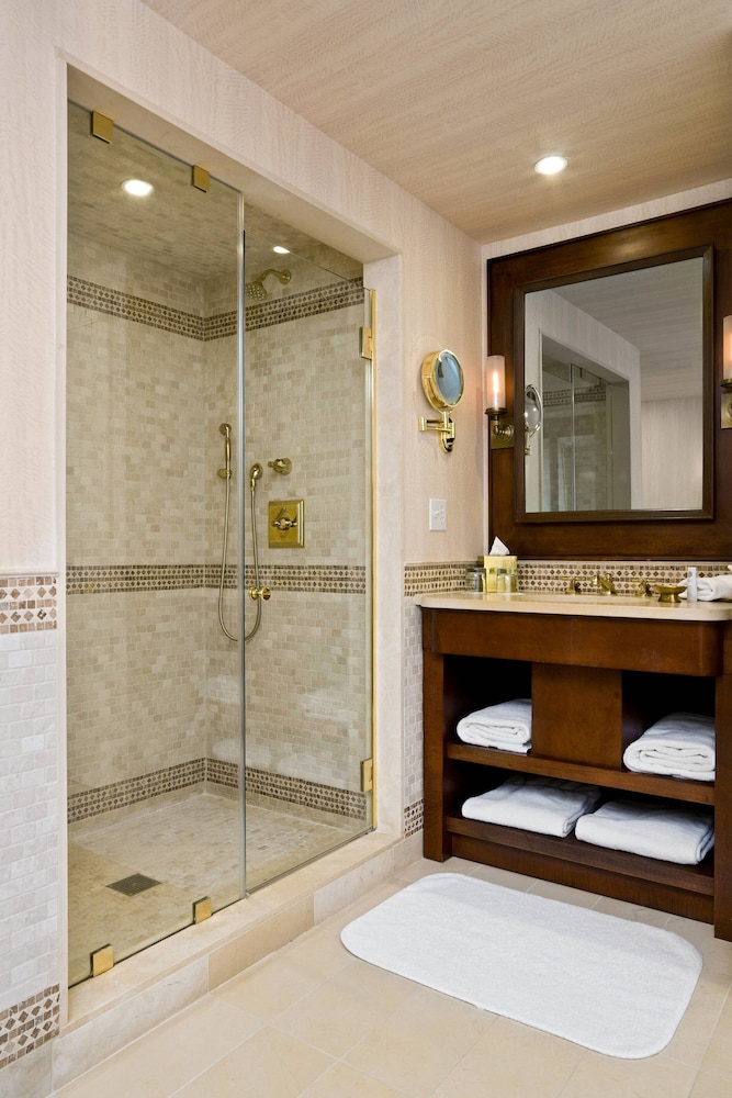 Suite, 1 King Bed thumbnail 6