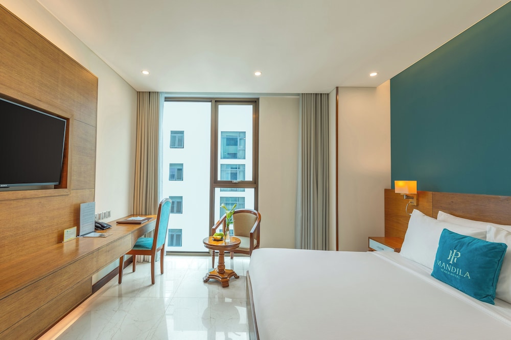 Deluxe Double Room, 1 King Bed, Partial Ocean View photo 3