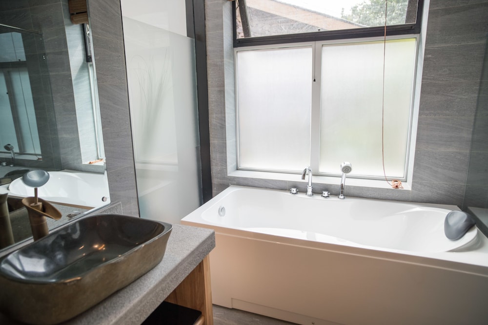 Superior Suite with Courtyard photo 2