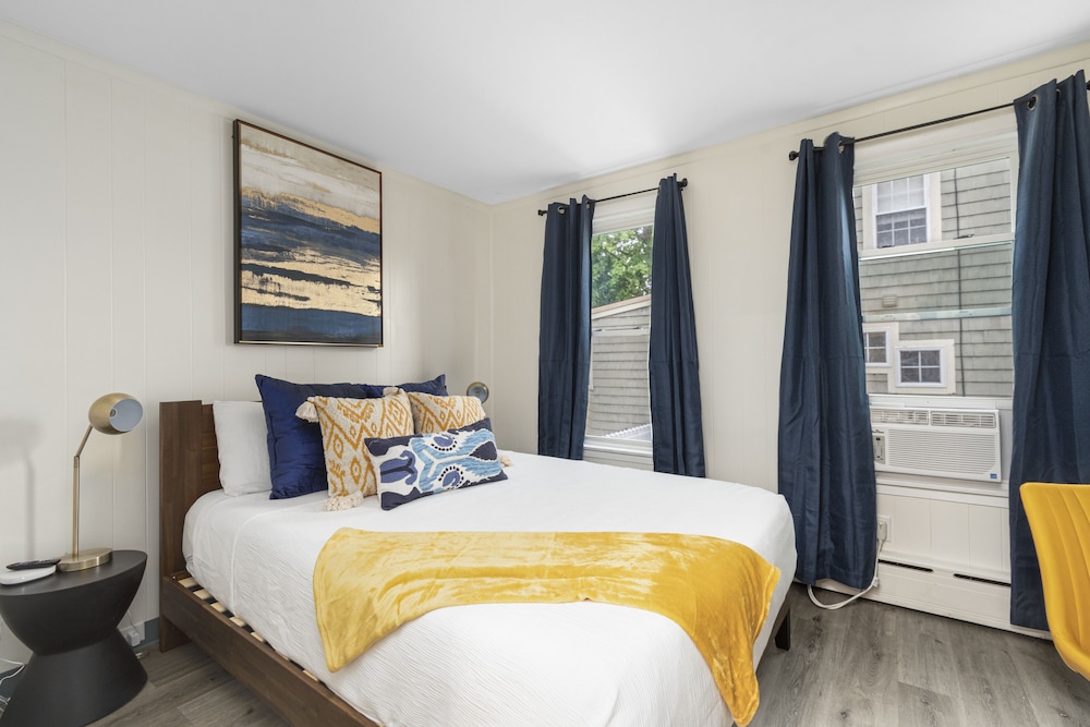Queen 1-Bedroom Apartment - Photo 1