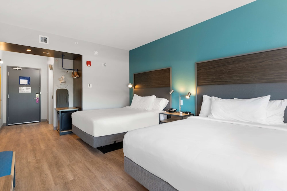 Room, 2 Queen Beds - Photo 8