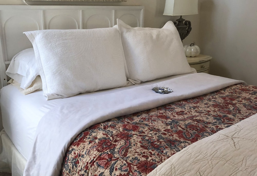 White Room, Deluxe Queen Suite, Private Bath, Park View, Bikes Included photo 3