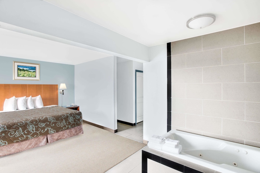 Studio Suite, 1 King Bed, Non Smoking - Photo 1
