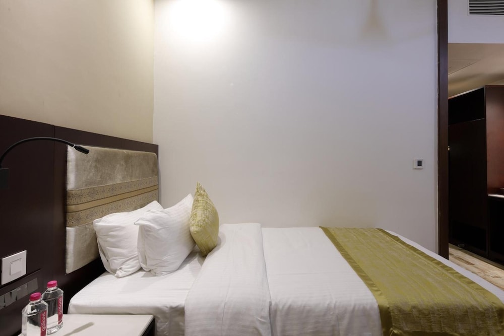Deluxe Double or Twin Room - Photo 7