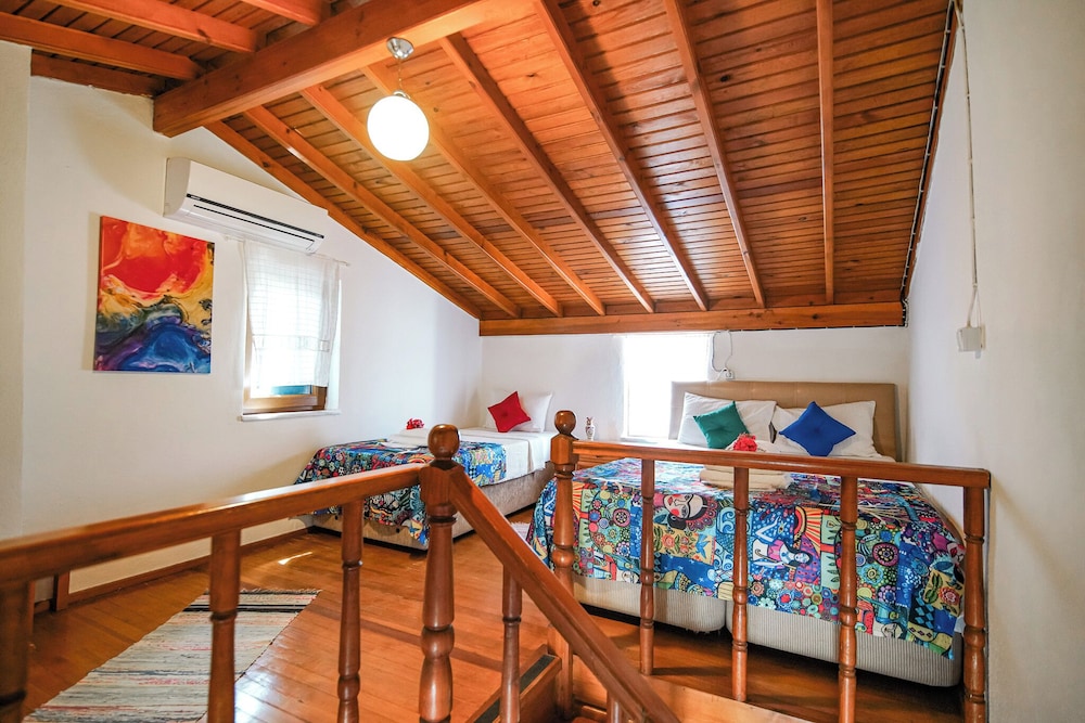 Standard Quadruple Room, Courtyard View photo 3