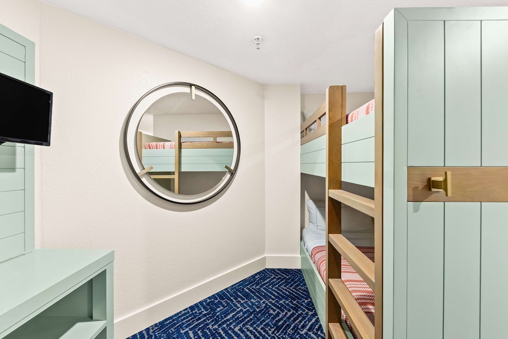 Deluxe Suite, 2 Queen Beds, Beach View - Photo 3