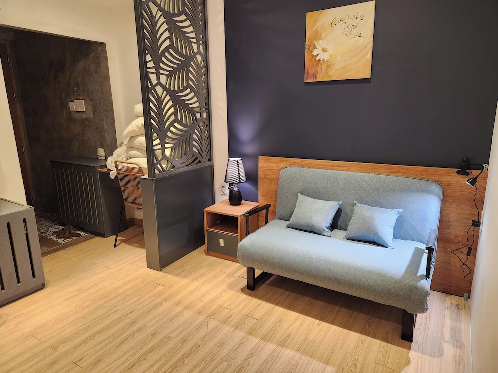 Deluxe King Room with Balcony - Photo 6