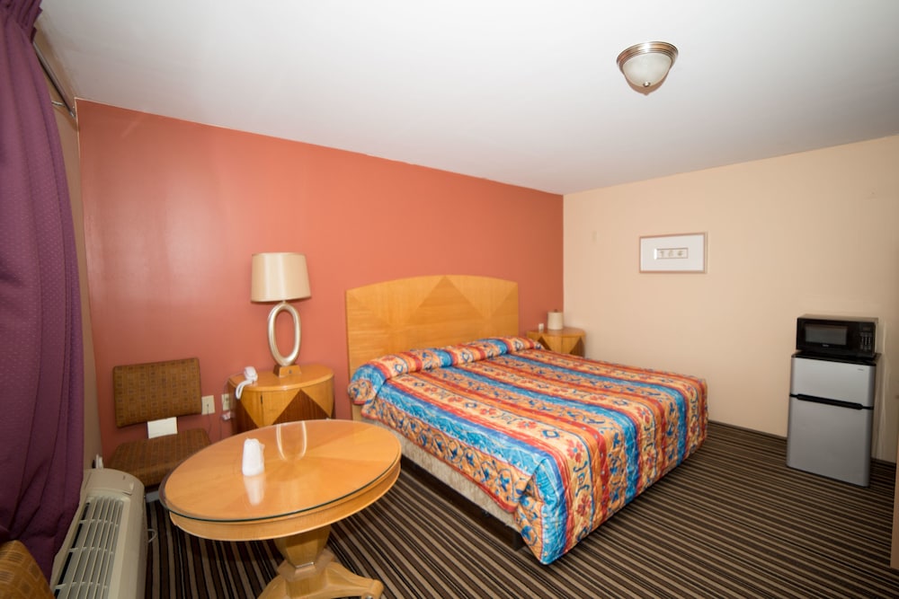 Room, 1 King Bed, Smoking